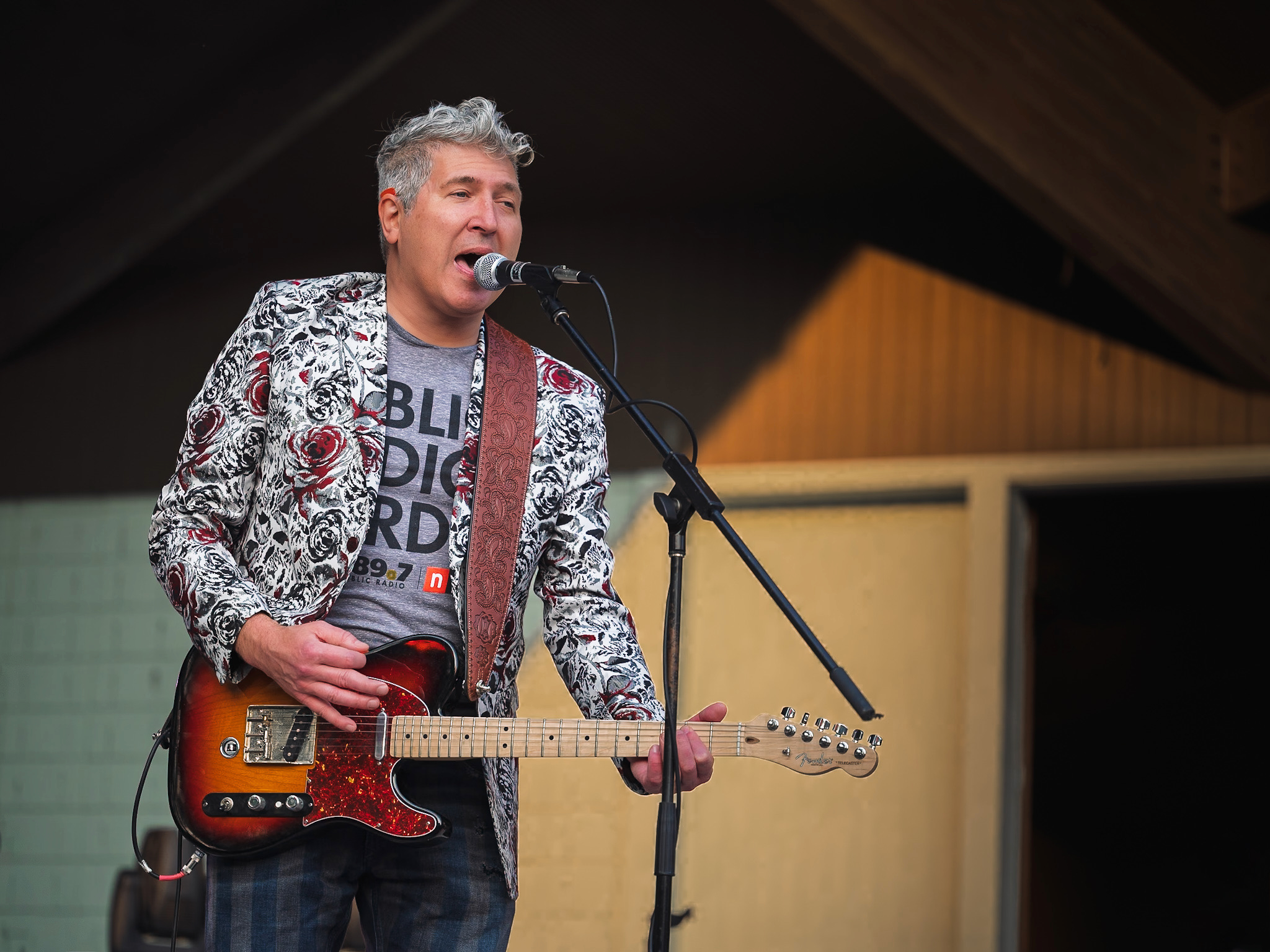 Bruce Dean performing live